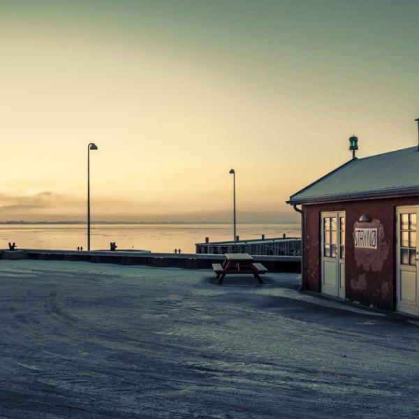 Sne på havnen på Strynø