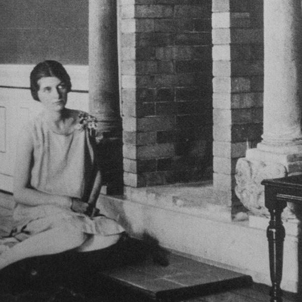 Ellen Fuglede (1902-1979), fotograferet i 1920´erne foran kaminen i spisesalen
