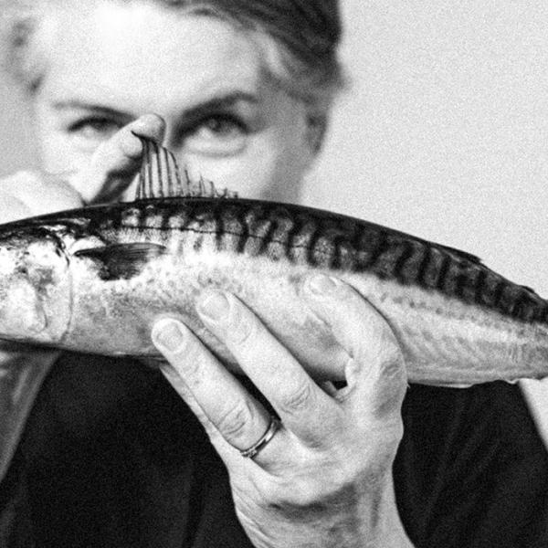 Linea Hansen trykker med fisk