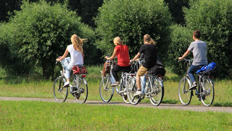 Fem børn cykler fra skole