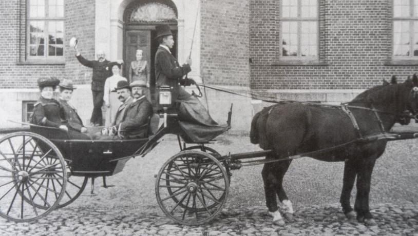 Jeppa Møller og hendes bror vinker farvel til deres gæster, professor Skov og frue m.fl. som sidder i vognen