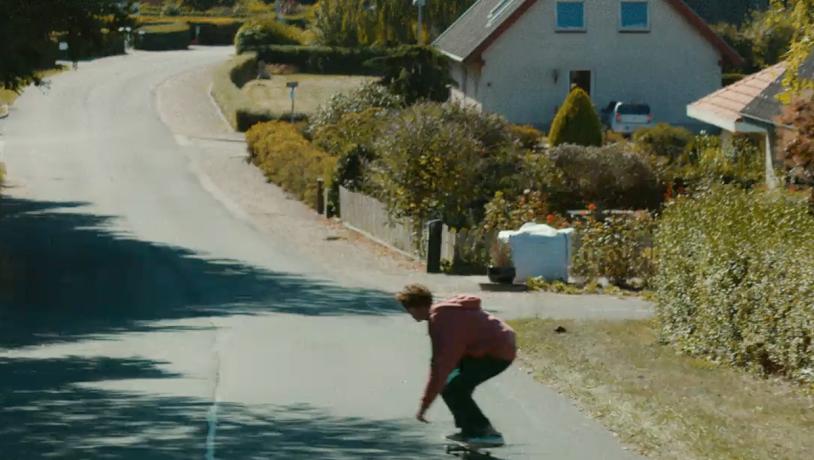 Screenshot fra filmen Glasskår - skateboard i Humble