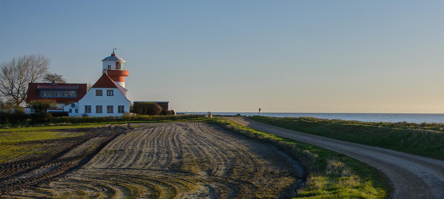  En stille markvej fører op til fyrtårnet i Hou på Langeland