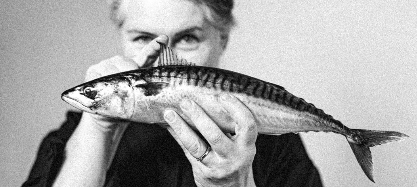 Linea Hansen trykker med fisk
