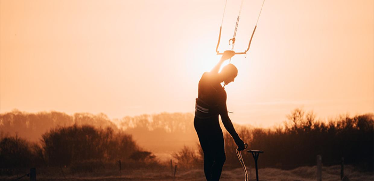 Kitesurfer i morgensol på Sydlangeland