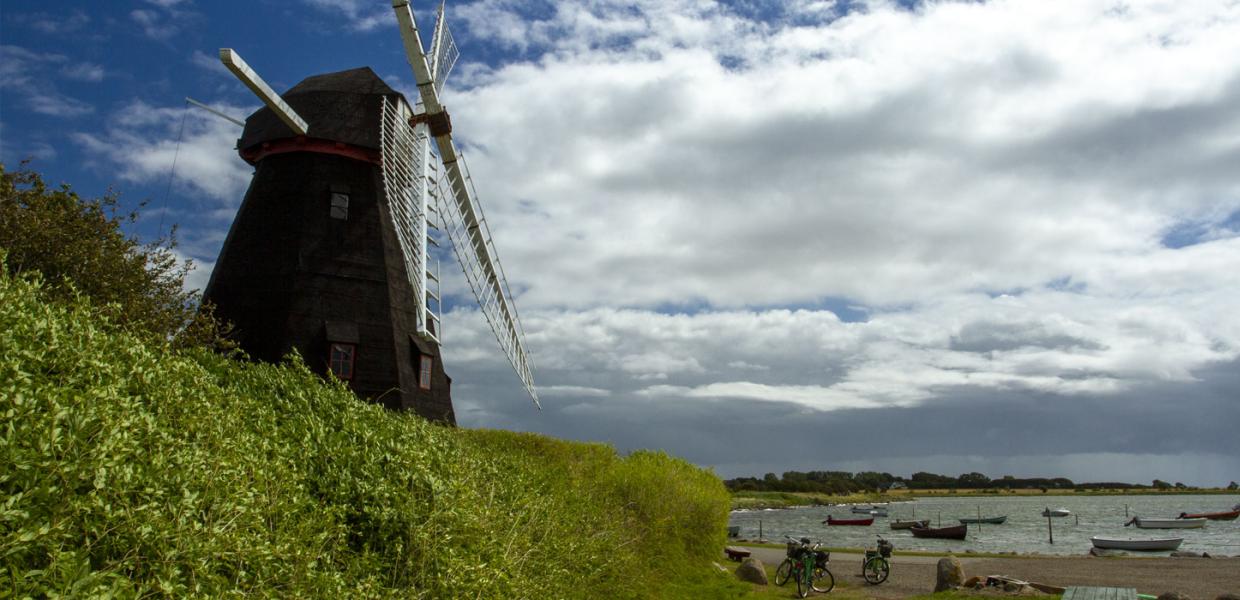 Møllen på Strynø ligger smukt ud til vandet
