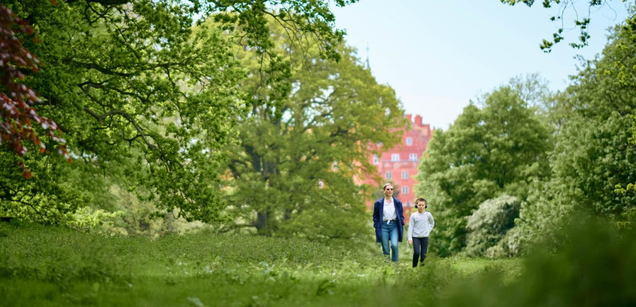 En mor og datter går i Tickon parken og lytter til usynlig teater