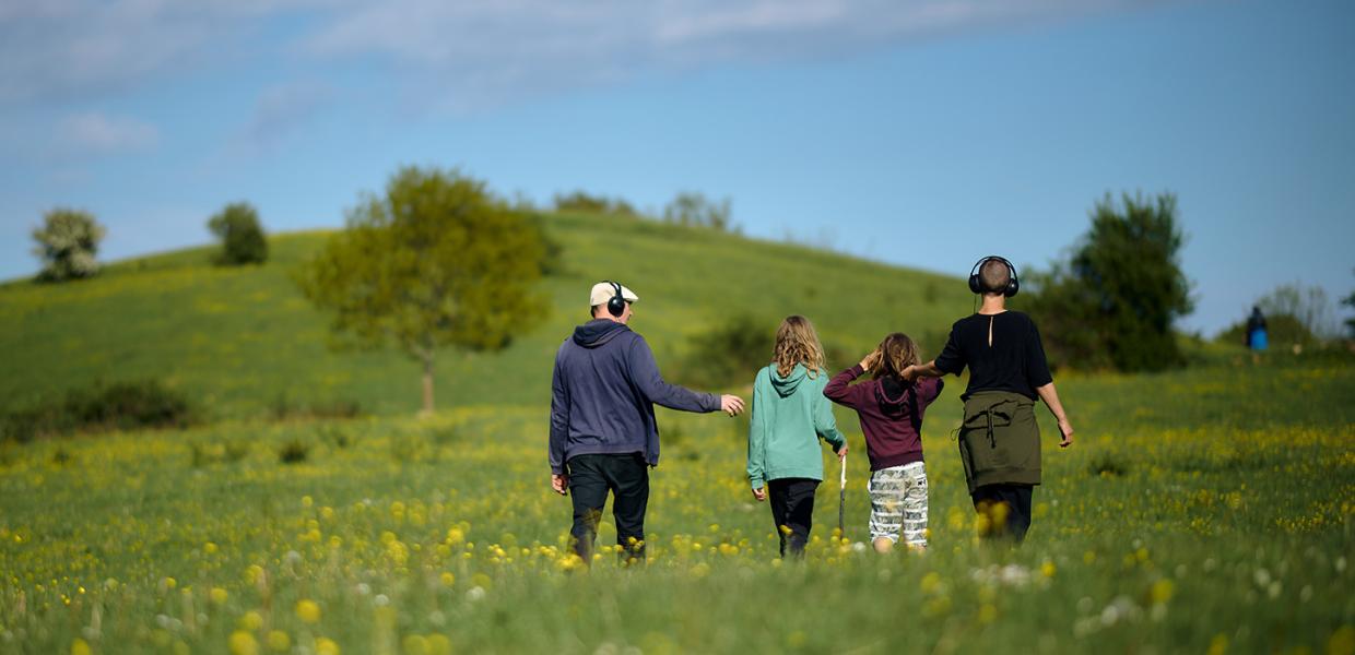 Familie på audiowalk ved Skovsgaard