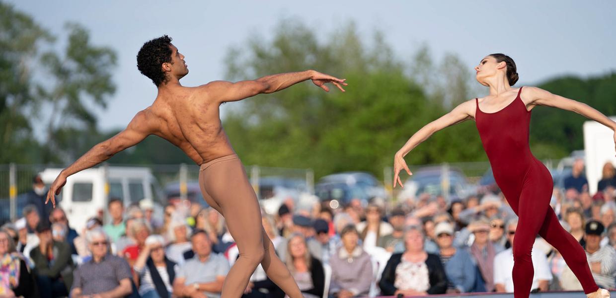 To balletdanser med publikum bag sig