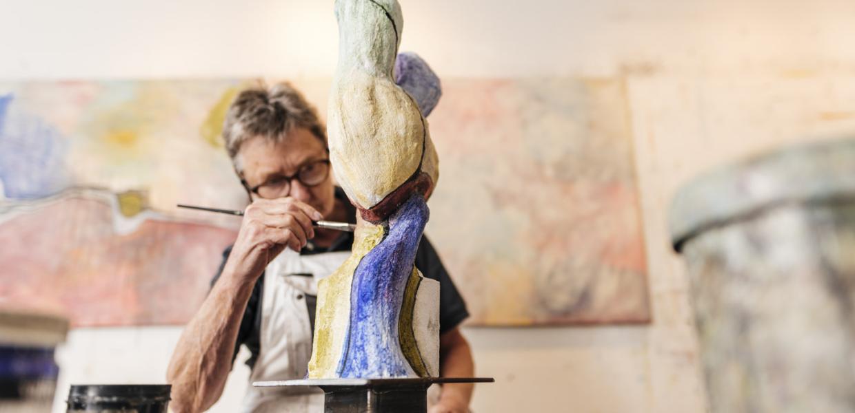Åben Langeland - Henriette Lorentz der maler en af sine farverige skulputerer