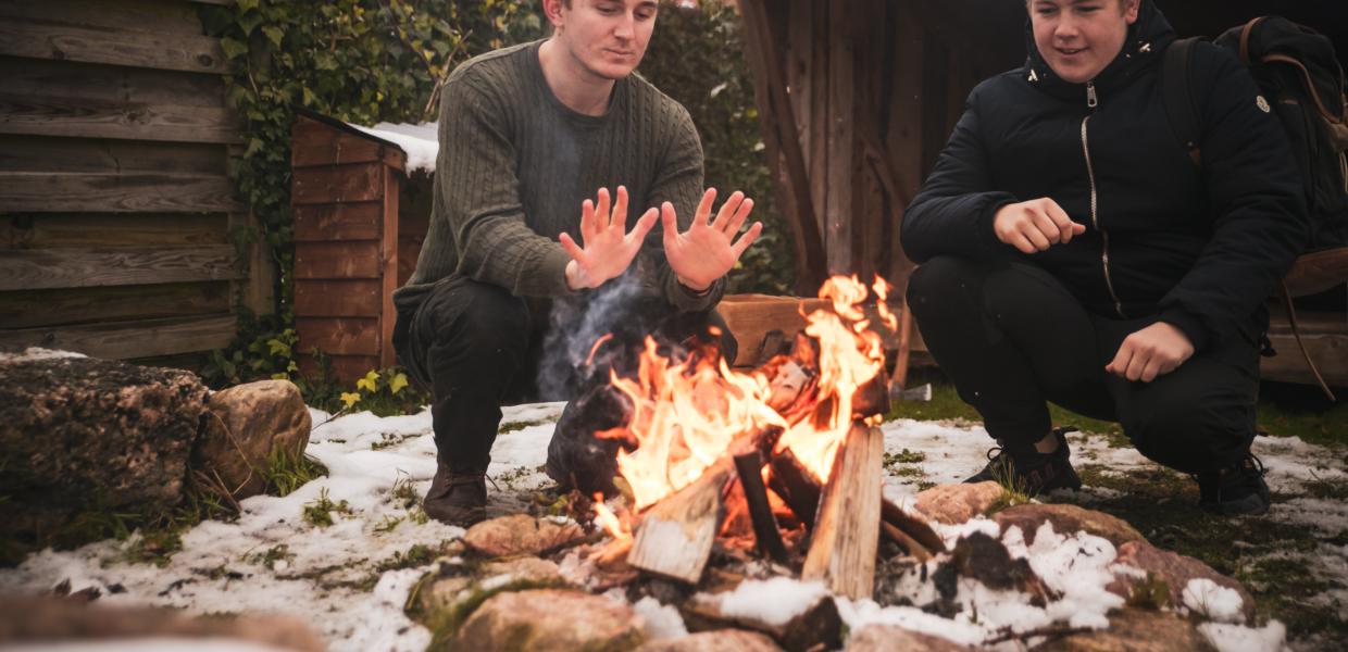 Vinterhygge ved shelter med bål