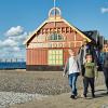 Familie på byvandring ved Rudkøbing havn