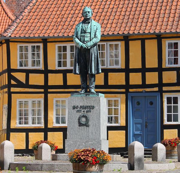 Gåsetorvet i Rudkøbing med statue af H. C. Ørsted