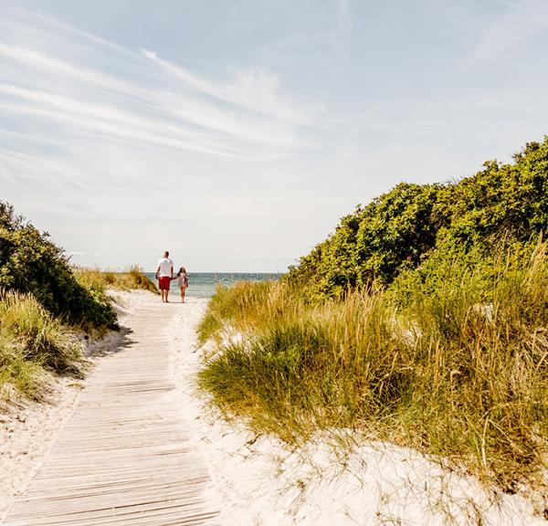 Familie på vej til stranden