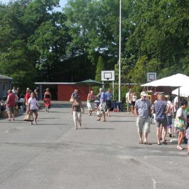 Hver sommer afholdes marked på Hou Skole