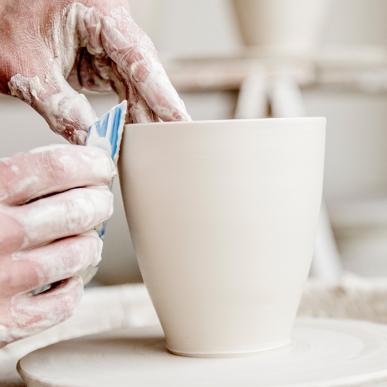 En keramiker er ved at lave en krus