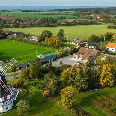 Dronebillede af Tullebølle med møllen