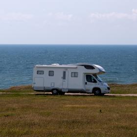 Autocamper i Danmark med en smuk udsigt havet