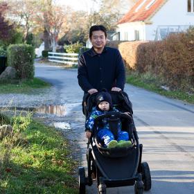 Far med klapvogn i gaderne på Strynø