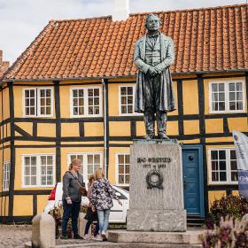 Børnefamilie for H.C.Ørsted statuen på Gåsetorvet i Rudkøbing