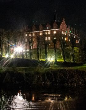 Lys i vinduerne på Tranekær Slot