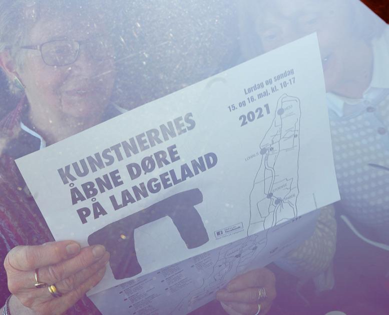 To kvinder planlægger deres rute til kunstnernes Åbne Døre