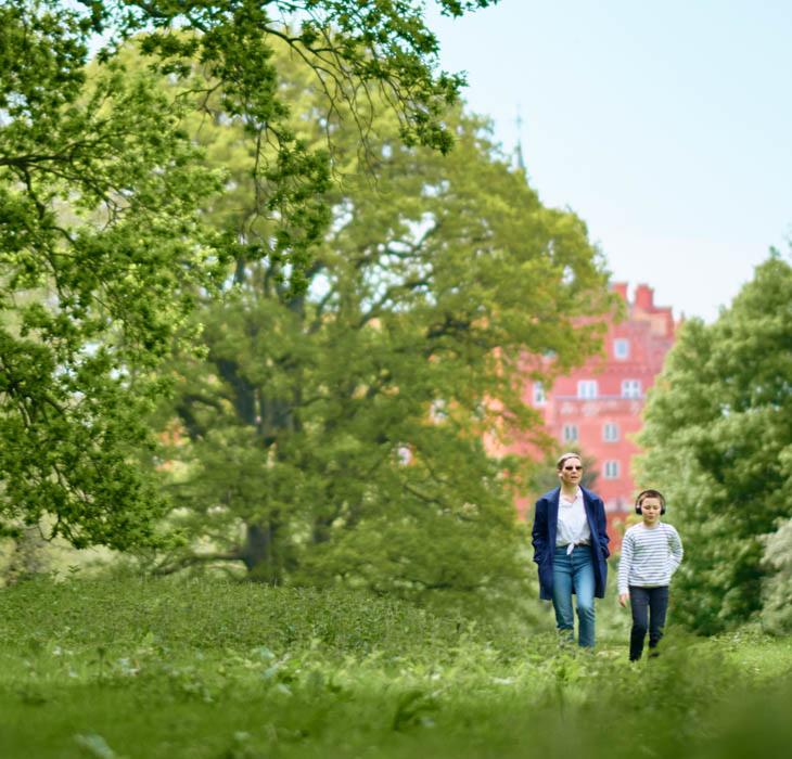 En mor og datter går i Tickon parken og lytter til usynlig teater