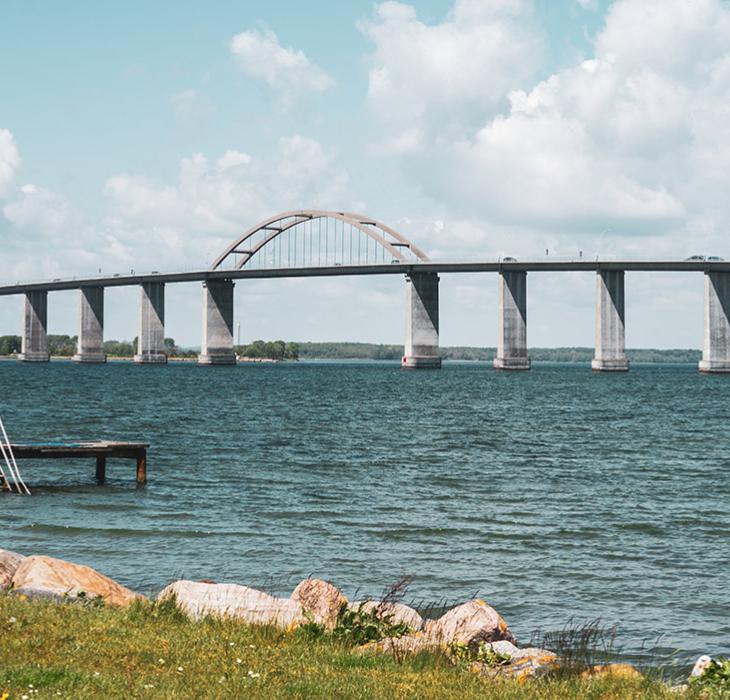 Langelandsbroen med en badebro i forgrunden