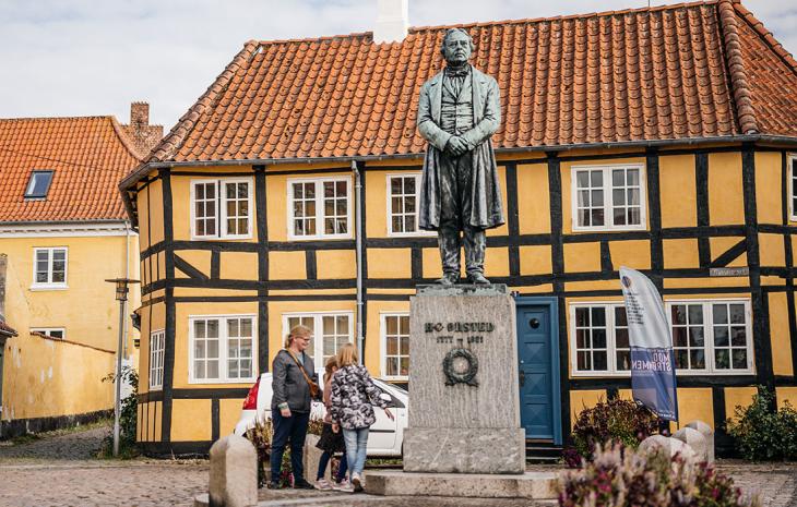 Børnefamilie for H.C.Ørsted statuen på Gåsetorvet i Rudkøbing